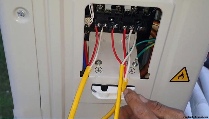 Kiểm tra dây tín hiệu giữa dàn lạnh và dàn nóng